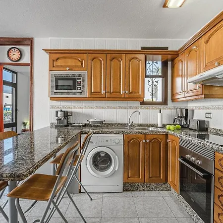 -2 Minute From The Beach. *