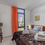 -2 Minute From The Beach. Apartman